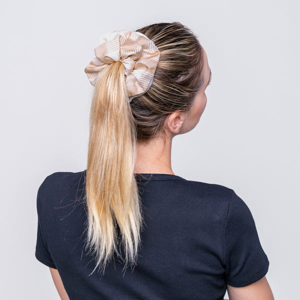 Pet accessories | Scrunchie| Dogily Collins Scrunchie Beige Checkered on woman hair styling