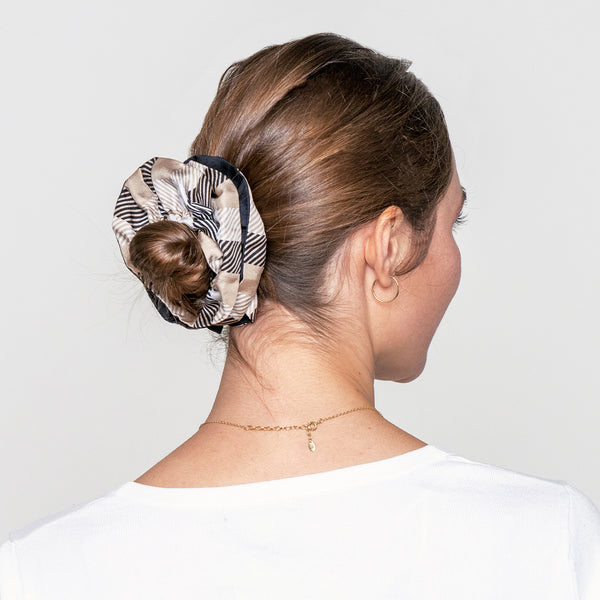 Pet accessories | Scrunchie| Dogily Collins Scrunchie Black Checkered on woman hair styling